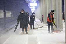 太原市连夜清雪除冰保畅通